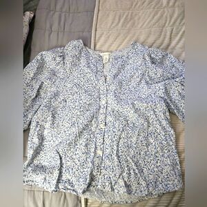 H&M Blue and White Floral Blouse. Size L. 3/4 Gathered Sleeves.